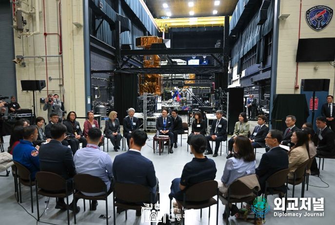 4월 25일 윤석열 대통령은 美 NASA 고다드 우주센터에 방문하여 한인 NASA 과학자 20여 명과 간담회를 가졌다.