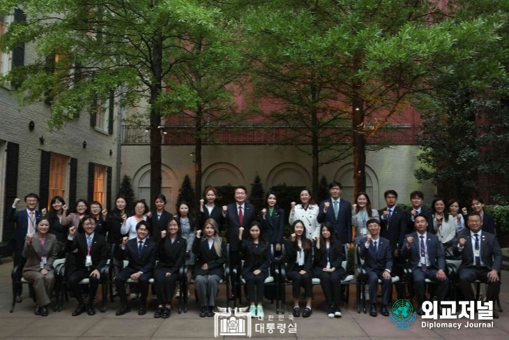 4월 27일 윤석열 대통령 부부는 워싱턴을 떠나면서 바이든 대통령 부부로부터 사진첩 선물을 받았다.