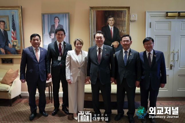 4월 28일 윤석열 대통령은 매사추세츠 주지사 주최 오찬 간담회에 참석했다.