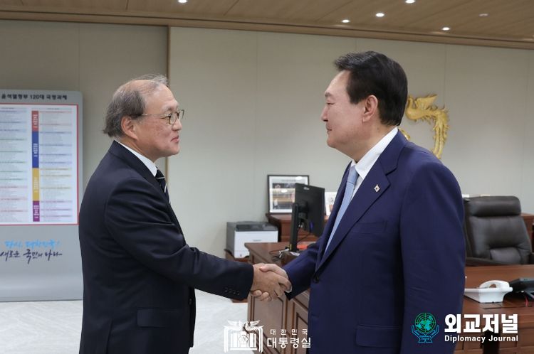 윤석열 대통령, 아키바 다케오 일본 국가안전보장국장 접견