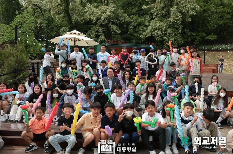 5월 4일 윤석열 대통령 부부는 용산어린이정원 개방행사에 참석했다.