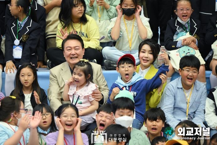 5월 5일 윤석열 대통령 부부는 101회 어린이날을 맞아 전국 각지의 어린이를 초청하여 어린이날 행사를 개최했다.