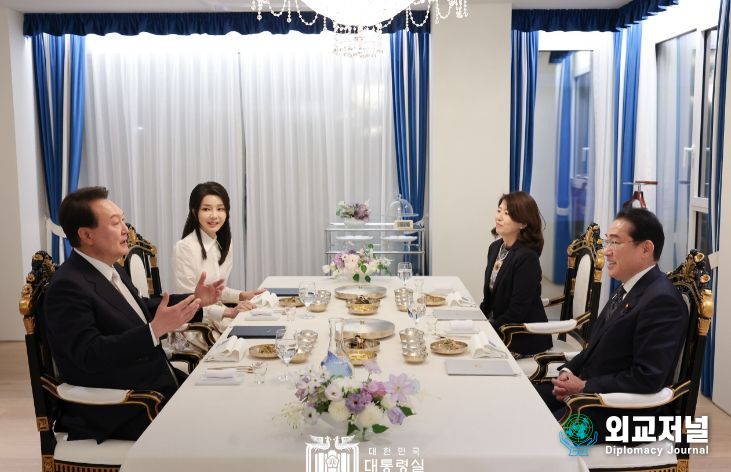 5월 7일 윤석열 대통령 부부는 기시다 후미오 일본 총리 부부와 친교 만찬을 가졌다.