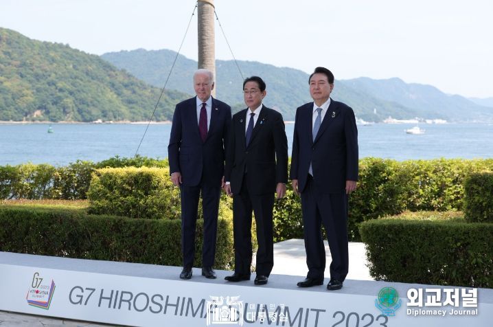5월 21일 윤석열 대통령은 조 바이든 미국 대통령, 기시다 후미오 일본 총리와 한미일 정상회담을 가졌다.