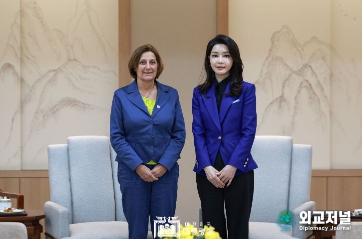 5월 21일 김건희 여사는 브리타 에른스트 여사와 환담을 가졌다.