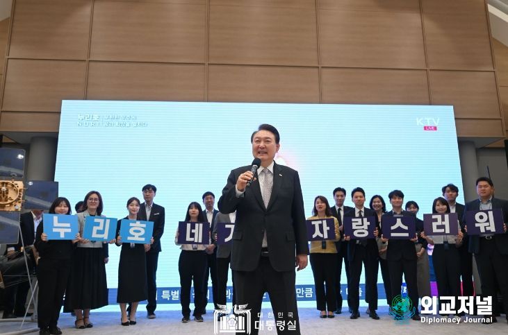 5월 25일 윤석열 대통령은 직원들과 함께 누리호 3차 발사의 성공을 축하했다.