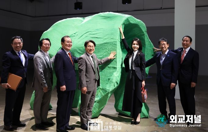 6월 13일 김건희 여사는 제14회 광주비엔날레 전시 현장을 찾았다.