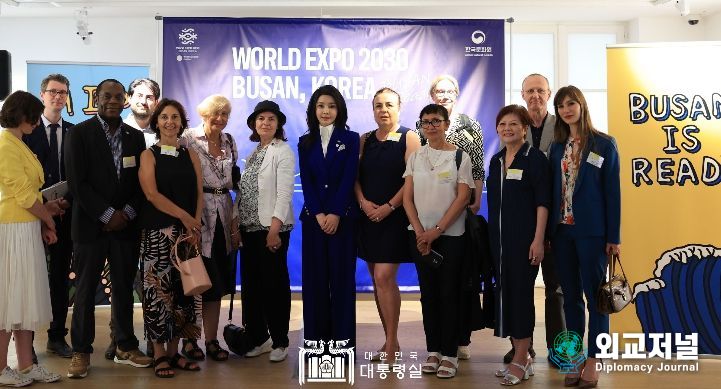 6월 20일 김건희 여사는 외신기자들과 함께 프랑스한국문화원 내 부산엑스포 전시를 관람했다.