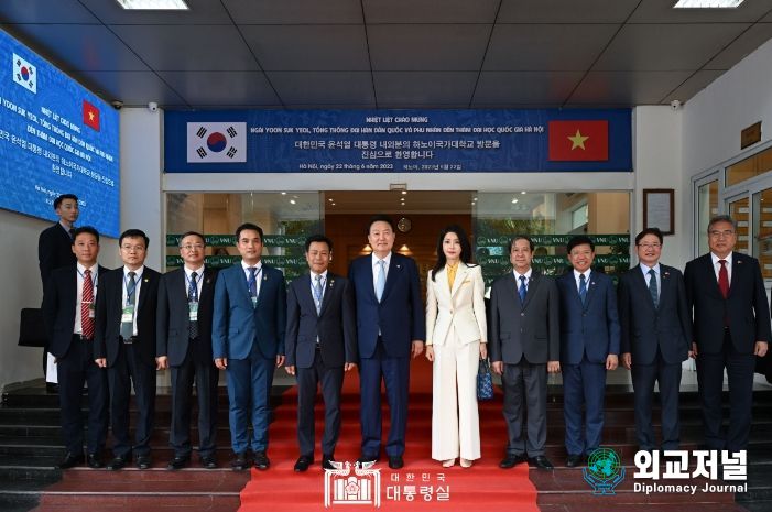 6월 22일 윤석열 대통령 부부는 베트남 한국어 학습자와의 대화에 참석했다.