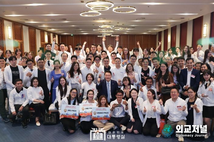 6월 22일 윤석열 대통령은 한-베트남 파트너십 박람회에 참관했다.