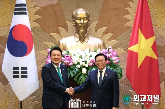 6월 23일 윤석열 대통령은 브엉 딩 후에(Vuong Dinh Hue) 베트남 국회의장과 면담을 가졌다.