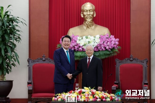 6월 23일 윤석열 대통령은 응우옌 푸 쫑(Nguyen Phu Trong) 당서기장과 면담을 가졌다.