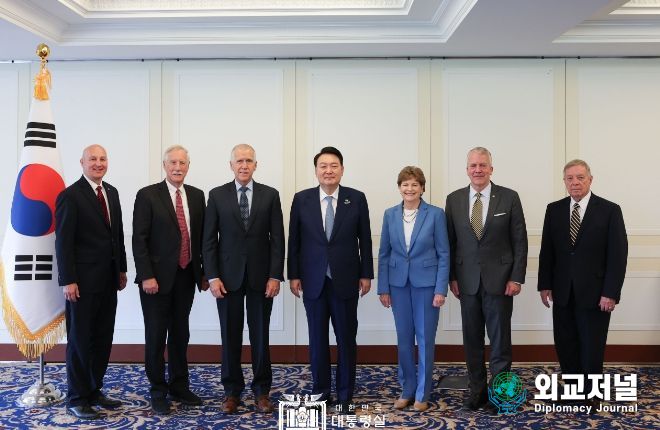 7월 11일 윤석열 대통령은 리투아니아를 방문한 美 상원의원 대표단을 접견했다.