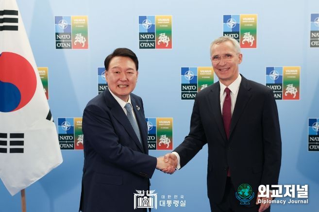 7월 11일 윤석열 대통령은 옌스 스톨텐베르그 NATO 사무총장과 면담을 가졌다.