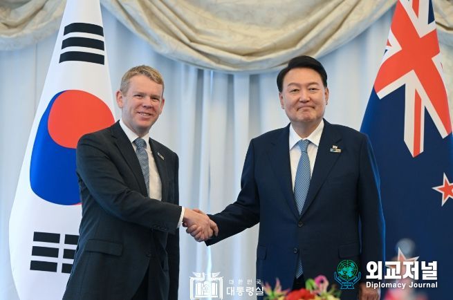 7월 11일 윤석열 대통령은 크리스 힙킨스 뉴질랜드 총리와 한-뉴질랜드 정상회담을 가졌다.