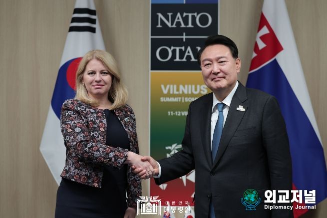 7월 12일 윤석열 대통령은 주자나 차푸토바 슬로바키아 대통령과 한-슬로바키아 약식회담을 가졌다.