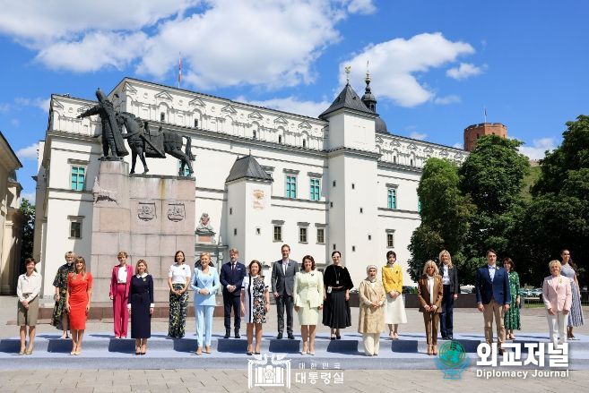 7월 12일 김건희 여사는 NATO 정상회의 공식 배우자 프로그램에 참석했다.