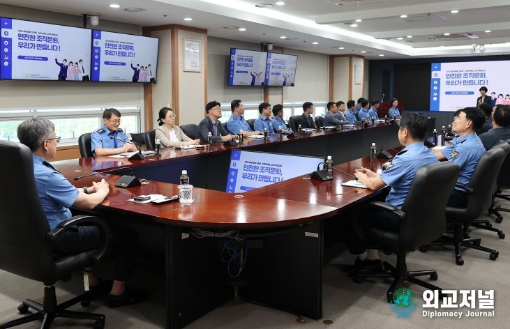 4일 김종욱 해양경찰청장을 비롯한 차장, 국장, 과장 등 고위 공무원이 참석하여 젠더십향상교육원 유정흔 강사 초빙 '안전한 조직문화 우리가 만듭시다 주제로 성인지 감수성 교육을 받고 있다