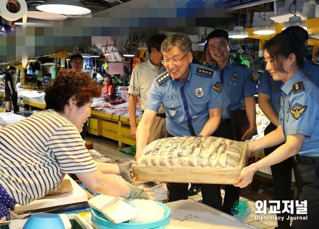 16일 김종욱 해양경찰청장이 직원들과 함께 인천종합어시장을 찾아 시장상인들과 수협관계자 등 면담을 갖고 수산물 소비 침체로 어려움 겪는 수산업 종사자들 격려와 함께 우리 수산물 구매했다.