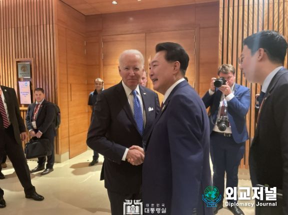 9월 9일 윤석열 대통령은 G20 정상회의 시작 전, 정상 라운지에서 바이든 미 대통령과 환담을 나눴다.