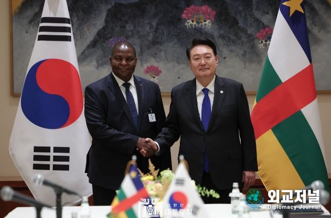 9월 20일 윤석열 대통령은 포스탱 아르크앙즈 투아데라 중앙아프리카공화국 대통령과 한-중앙아프리카공화국 정상회담을 가졌다.