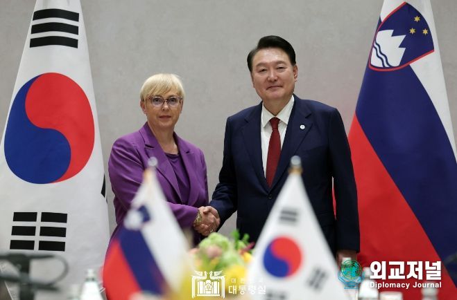 9월 21일 윤석열 대통령은 나타샤 피르츠 무사르 대통령과 한-슬로베니아 정상회담을 가졌다.