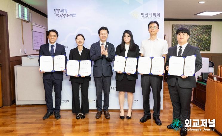 지난 18일 의장실에서 열린 신규공무원 임용식