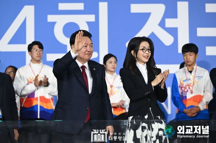 10월 13일 윤석열 대통령 부부는 제104회 전국체육대회 개회식에 참석했다.