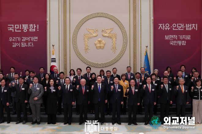 10월 17일 윤석열 대통령은 청와대 영빈관에서 국민통합위원회 90여 명과 만찬을 함께 했다.