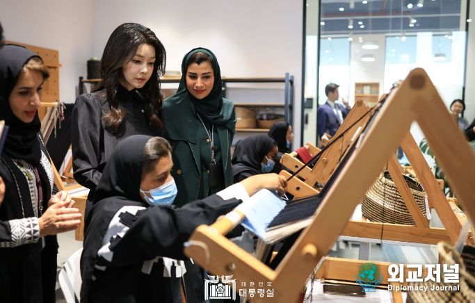 10월 22일 김건희 여사는 사우디아라비아 왕립전통예술원을(TRITA) 방문했다.