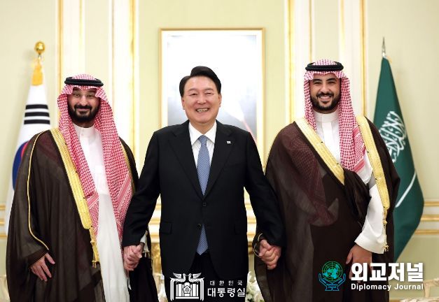 10월 23일 윤석열 대통령은 칼리드 빈 살만 알 사우드 사우디 국방장관과 압둘라 빈 반다르 알 사우드 국가방위부 장관을 접견했다.