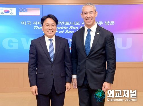 강기정 광주광역시장이 26일 오전 시청 3층 비즈니스룸에서 교류협력 강화 방안 모색을 위해 광주광역시를 방문한 론 니렌버그(Ron Nirenberg) 미국 샌안토니오 시장과 접견 후 기념촬영을 하고 있다. / 광주광역시 제공