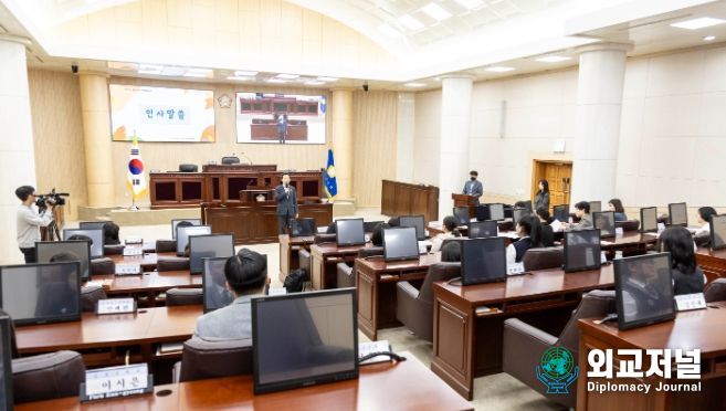 송바우나 의장이 인사말을 하고 있는 모습이