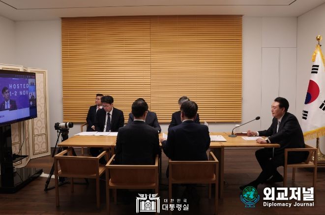 11월 2일 윤석열 대통령은 영국에서 열리는 제1차 인공지능(AI) 안전성 정상회의에 화상으로 참석했다.