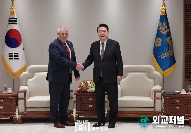 11월 13일 윤석열 대통령은 피오트르 호프만스키 국제형사재판소(International Criminal Court, ICC) 소장을 접견했다.
