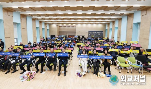 백만 화성 피켓을 든 행사 참석자 단체 사진