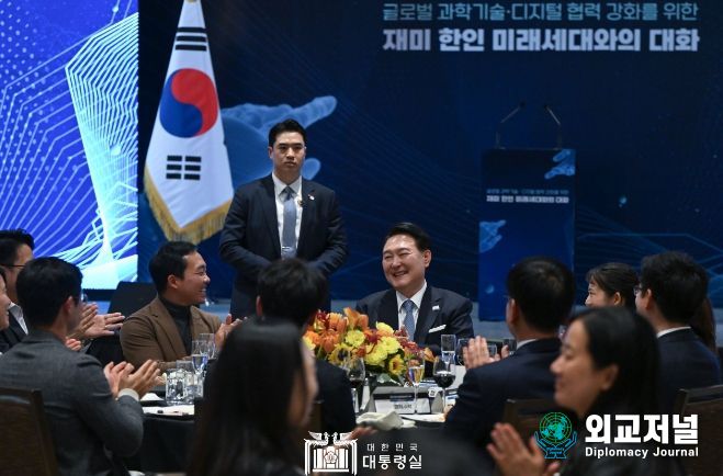 11월 15일 윤석열 대통령은 샌프란시스코 인근에서 활동하는 재미 한인 미래세대와의 대화 시간을 가졌다.