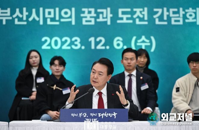 12월 6일 윤석열 대통령은 부산에서 엑스포 유치를 위해 노력해 준 시민대표, 부산 지역 국회의원, 기업인 및 정부·지자체 관계자 등 100여 명을 초청해 격려 간담회를 가졌다.
