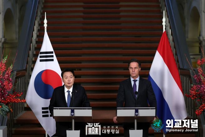 12월 13일 윤석열 대통령은 마크 루터 네덜란드 총리와 한-네덜란드 공동기자회견을 열었다.