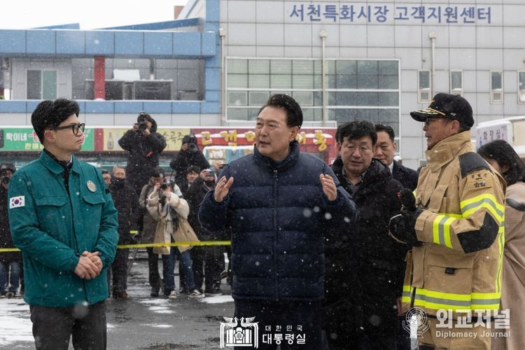 1월 23일 윤석열 대통령은 충남 서천군 특화시장 화재 현장을 방문해 설 대목을 앞두고 피해를 입은 시장 상인들을 위로하고 화재 진압을 위해 고생한 소방관들을 격려했다.