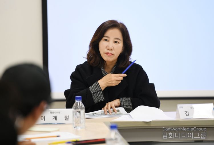 새솔동 수변공원 경관 용역 의견 듣는 화성시의회 김경희 의장