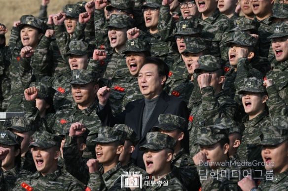 2월 10일 윤석열 대통령은 설을 맞아 해병 청룡부대(2사단)를 찾아 장병들을 격려했다.