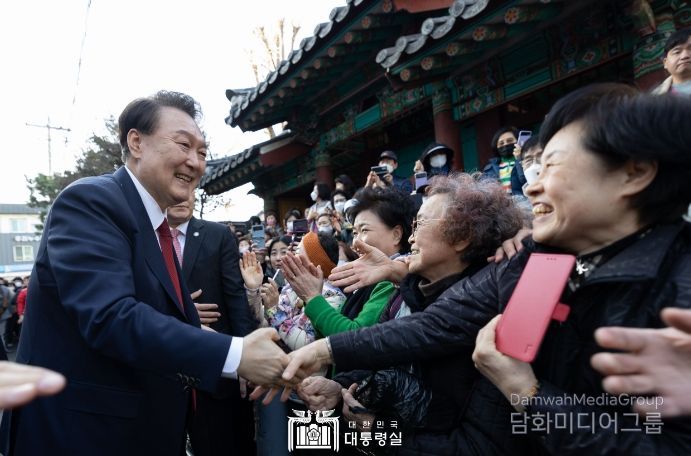 2월 13일 윤석열 대통령은 부산 지역의 민심을 청취하기 위해 부산의 대표 전통시장인 동래시장을 찾았다.