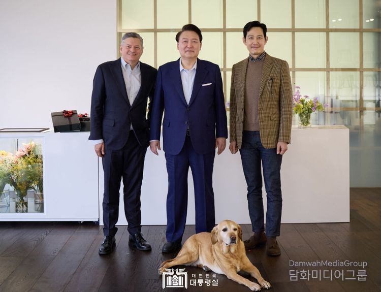 2월 17일 윤석열 대통령은 넷플릭스의 테드 서랜도스 공동대표와 넷플릭스 '오징어게임 2'에 출연하는 배우 이정재 씨를 대통령 관저로 초청해 오찬을 함께 했다.