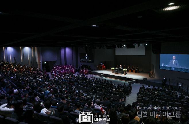 2월 25일 윤석열 대통령은 수원시 원천침례교회에서 열린 3·1운동 제105주년 기념 예배에 참석해 국가와 국민을 위해 기도하고 예배를 드렸다.