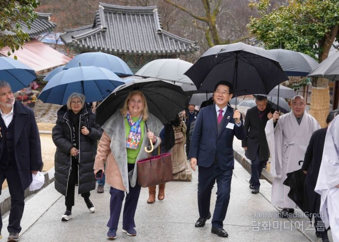 김영록 전라남도지사가 29일 마라아 카스티요 페르난데즈 주한 유럽연합(EU) 대표부 대사를 비롯한 유럽지역 19개국 주한 대사들과 구례 화엄사 경내를 둘러보고 있다.