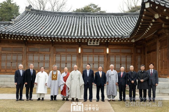 3월 12일 윤석열 대통령은 청와대 상춘재에서 열린 종교지도자 오찬 간담회에 참석해 의료개혁을 위해 힘을 모아달라고 종교계에 요청했다.