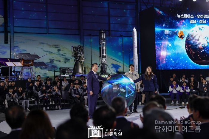 3월 13일 윤석열 대통령은 경남 사천 한국항공우주산업(KAI)에서 개최된 대한민국 우주산업 클러스터 출범행사에 참석했다.