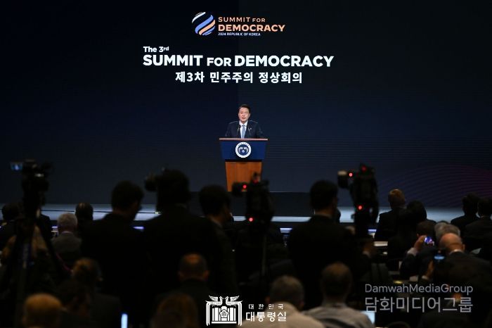 3월 18일 윤석열 대통령은 제3차 민주주의 정상회의 장관급 회의 개회식에 참석했다.