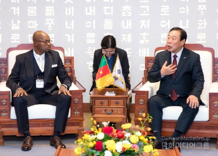 카메룬정부고위공무원대표단 접견 사진왼쪽 알렉산드르 메리, 요모 카메룬 국가주민등록청장 오른쪽 최민호 세종시장